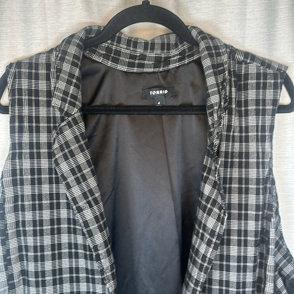 TORRID VEST SIZE(4) - Picture 2 of 6